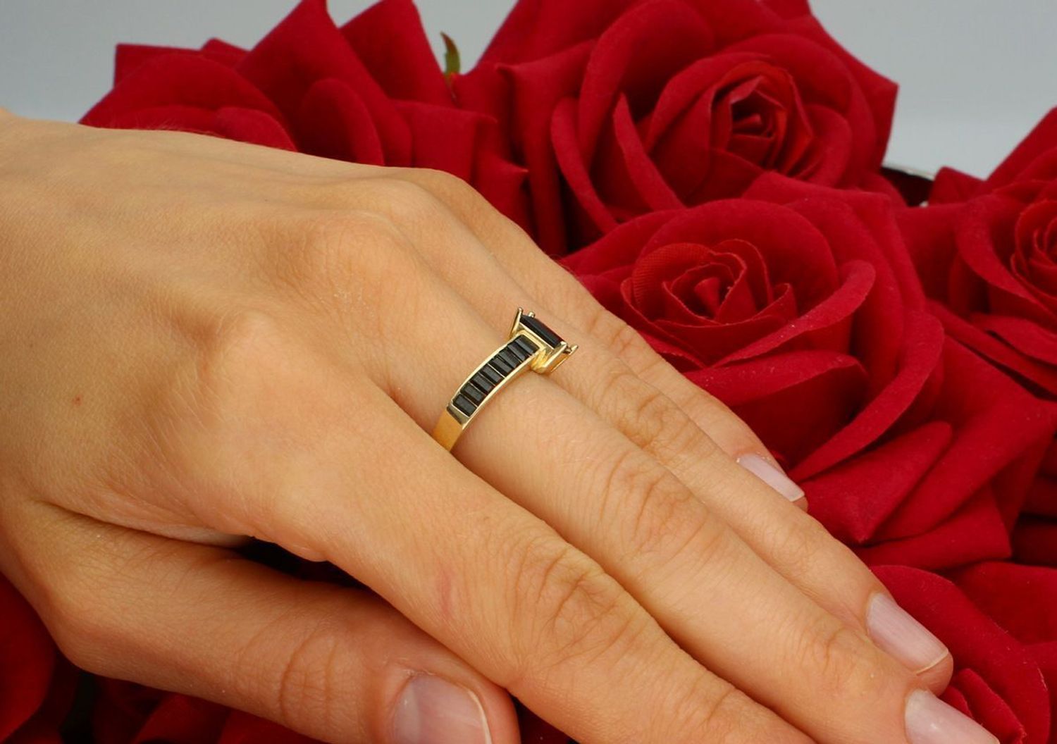 Złoty pierścionek damski próby 585, zdobiony czarnymi cyrkoniami. Waga 2,36 g, rozmiar cyrkonii 5 mm x 7 mm, szerokość szyny 2 mm. Model PI 6561 585 – elegancki pierścionek z nowoczesnym 1.jpg